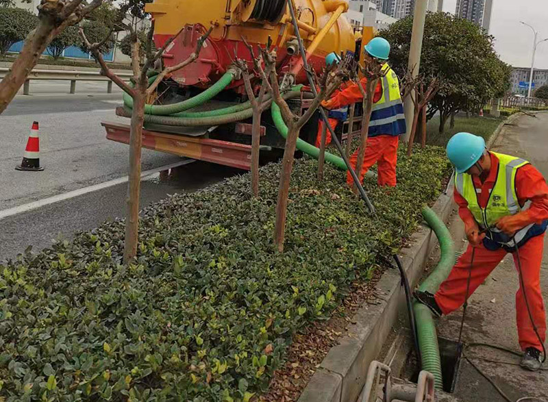达尔罕茂明安联合市政管道清淤