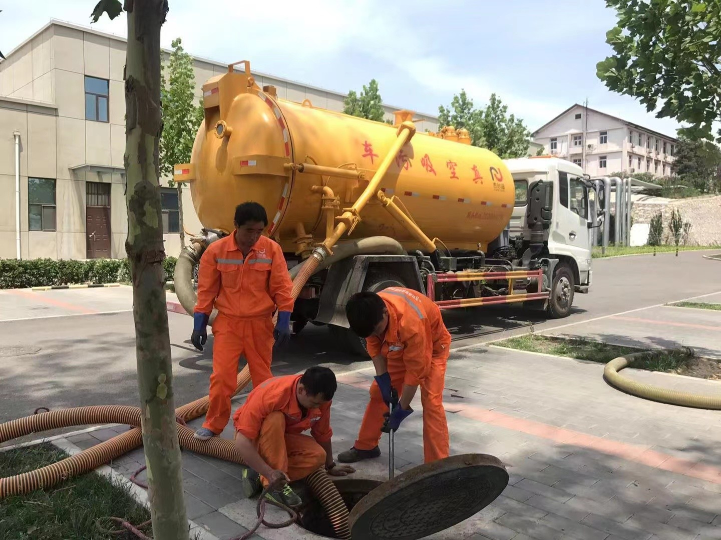 达尔罕茂明安联合化粪池清理与5-8吨吸粪车施工效率分析
